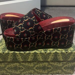 Gucci Women's Black and Red Logo Platform Shoes